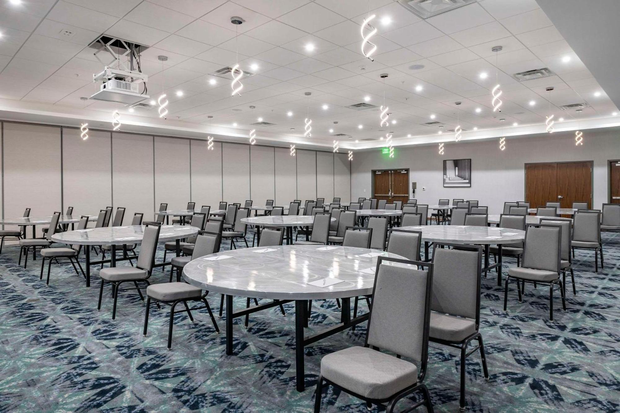 Cambria Airport Hotel 3*