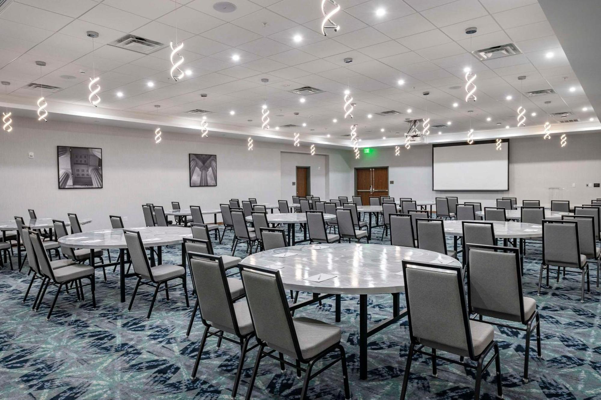 Cambria Airport Hotel 3*