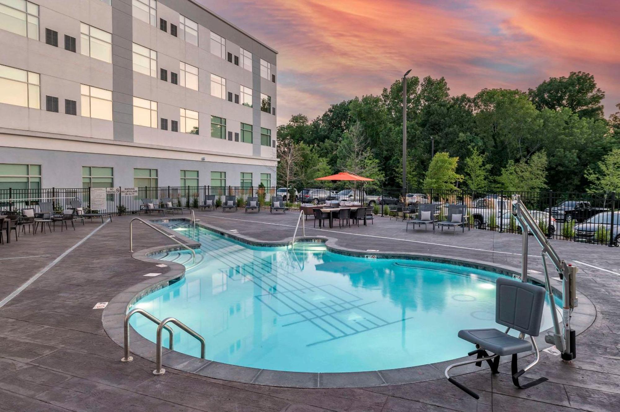 Cambria Airport Hotel 3*